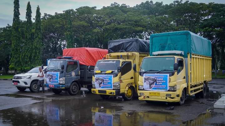 Pemkab Dharmasraya mengirim 5 truk berisi bantuan untuk warga terdampak bencana banjir dan longsor berada di Kabupaten Agam